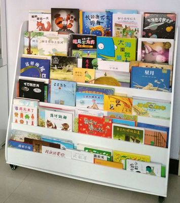 给孩子一个阅读角 如何选择幼儿园绘本架及书架布局指南